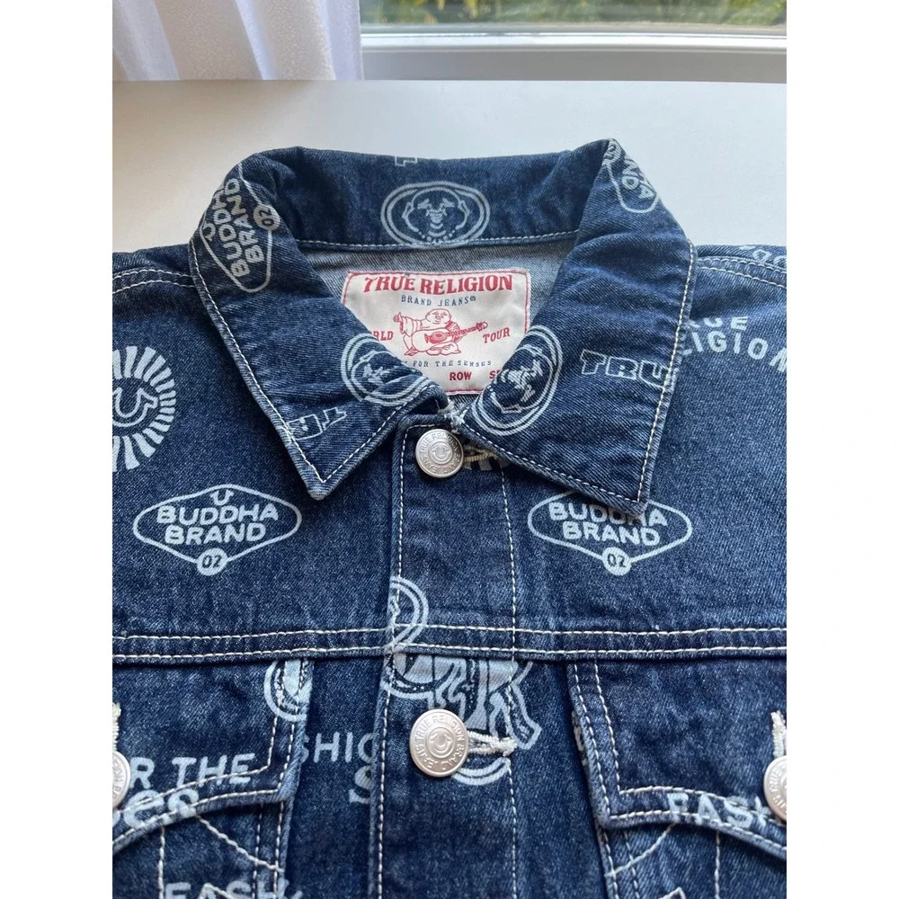 True Religion AOP Logo Denim Trucker Jacket Blue Jean‎ 700703 Mens L NWT